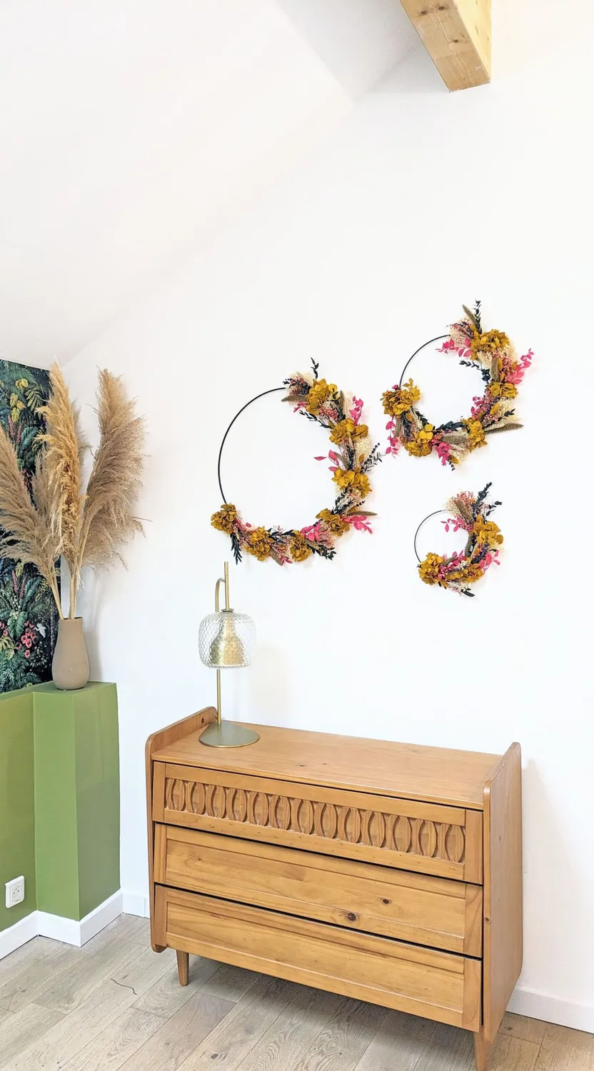 Réconciliation Végétale Hilda couronne murale fleurs séchées jaune