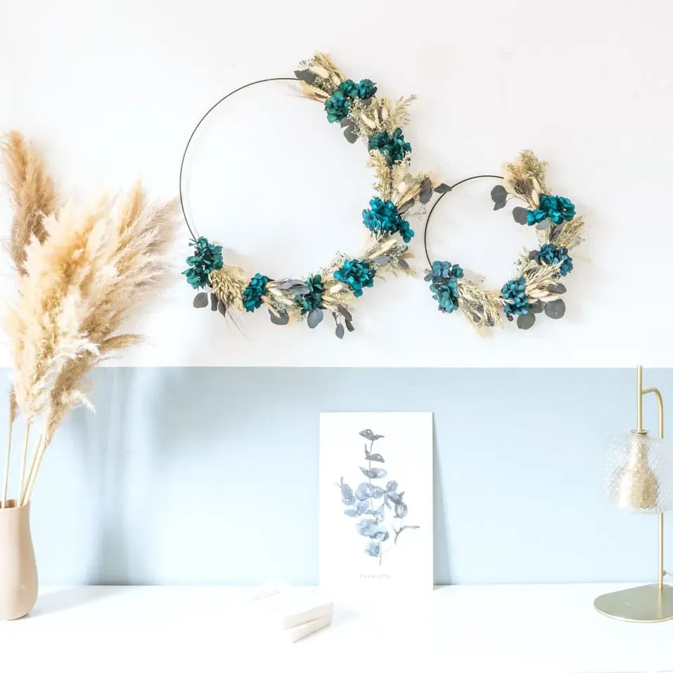 Réconciliation Végétale Holly couronne fleurs séchées hortensia bleu