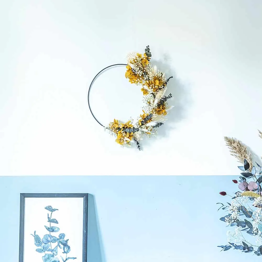 Réconciliation Végétale Hortense couronne fleurs séchées jaune 30 cm