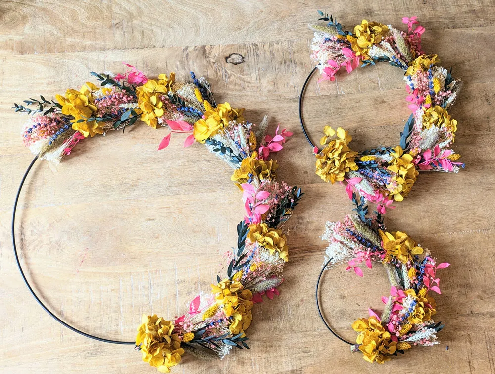 Réconciliation Végétale Hilda couronne murale fleurs séchées jaune