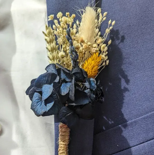 Réconciliation Végétale boutonnière mariage fleurs séchées marié