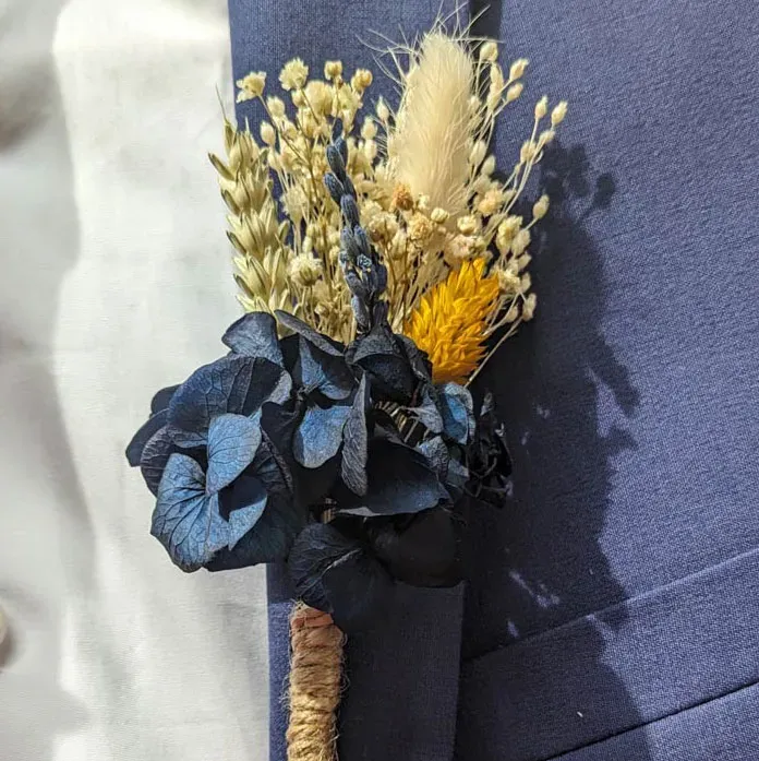 Réconciliation Végétale boutonnière mariage fleurs séchées marié