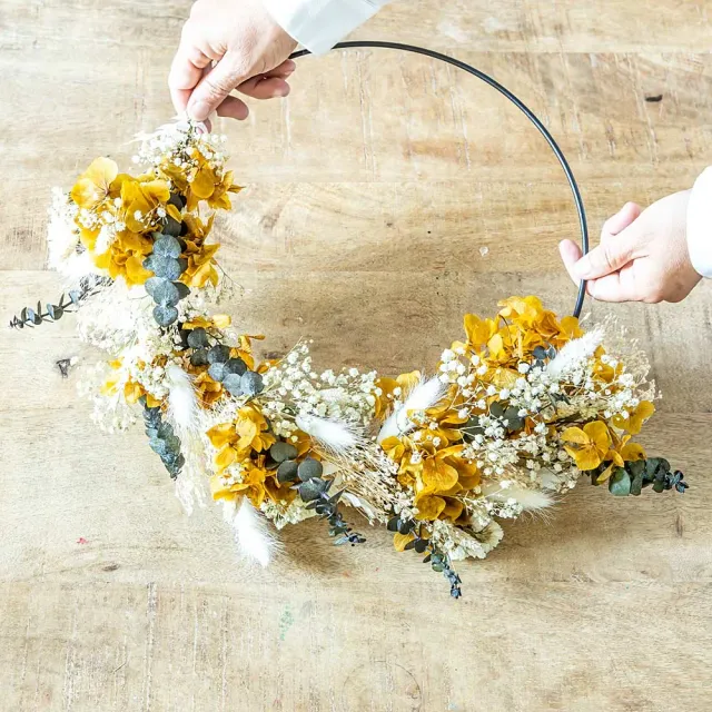 Réconciliation Végétale Hortense couronne fleurs séchées jaune 30 cm