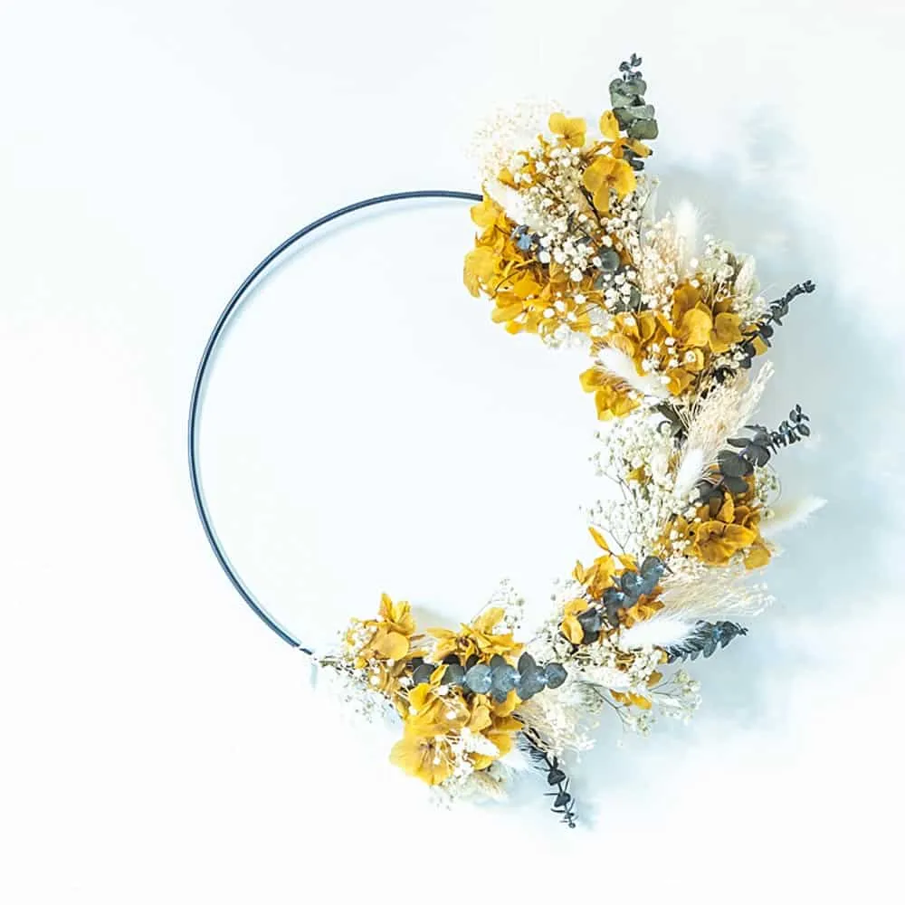 Réconciliation Végétale Hortense couronne fleurs séchées jaune 30 cm